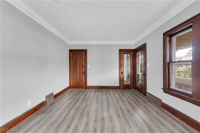 Building Photo - 10123 Greenview Ave