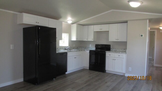 Building Photo - 6135 Robin Rd