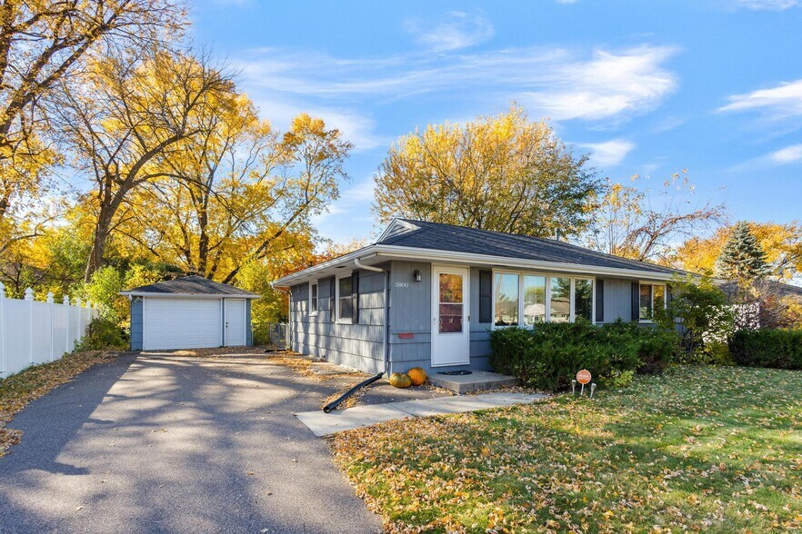 Building Photo - 5800 Moore Lake Dr W