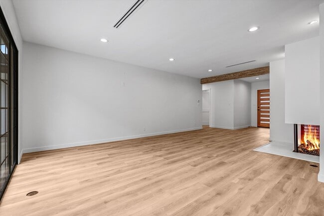 Building Photo - BEAUTIFULLY REMODELED, 5BD/4BA ENTERTAINER...
