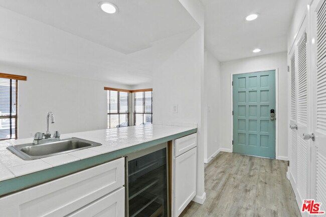 Building Photo - 11064 La Grange Ave