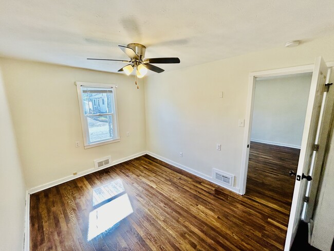 Front bedroom - 717 Koogler St