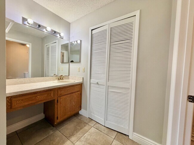 Building Photo - Spacious Home with Large Yard and Central Location! Close to Major Shopping and Dining!