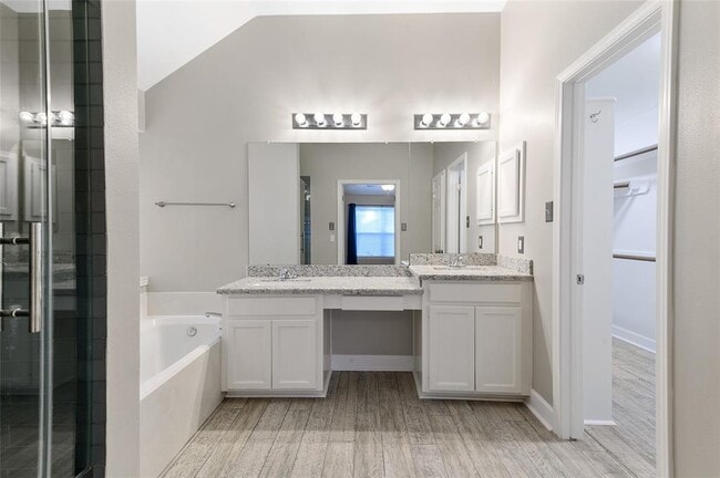 Building Photo - 10335 Emerald Oaks Dr