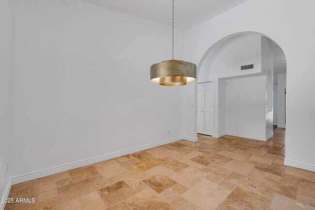 Building Photo - 5903 E Paradise Ln