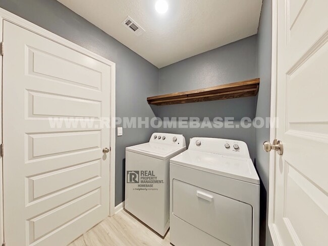 Building Photo - Spacious 5-Bed/3-Bath in Silver Lake Village | Pet Friendly!