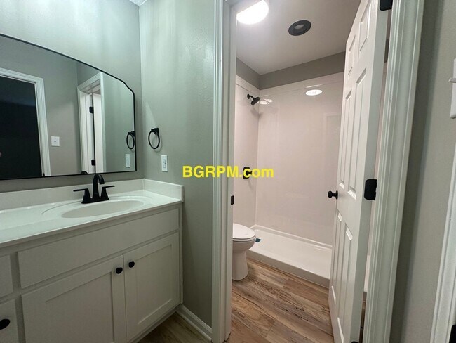 Building Photo - 3 BD, 2 BA, home in Sherwood