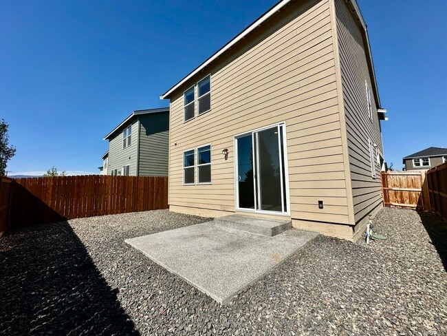Building Photo - 4 Bedroom Home with Attached 2 Car Garage!