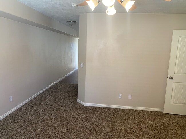 Building Photo - Beautiful Skyhawk Town Home, 1 car garage.