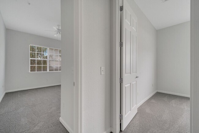 Building Photo - Beautiful 3/2 Condo in Davenport! Water and basic internet included!