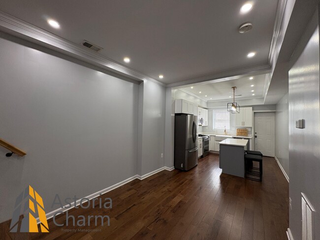 Building Photo - Updated 2 Bed Home with Backyard and Great...
