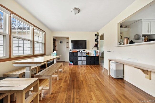 Building Photo - 2881 Meadowcrest Dr