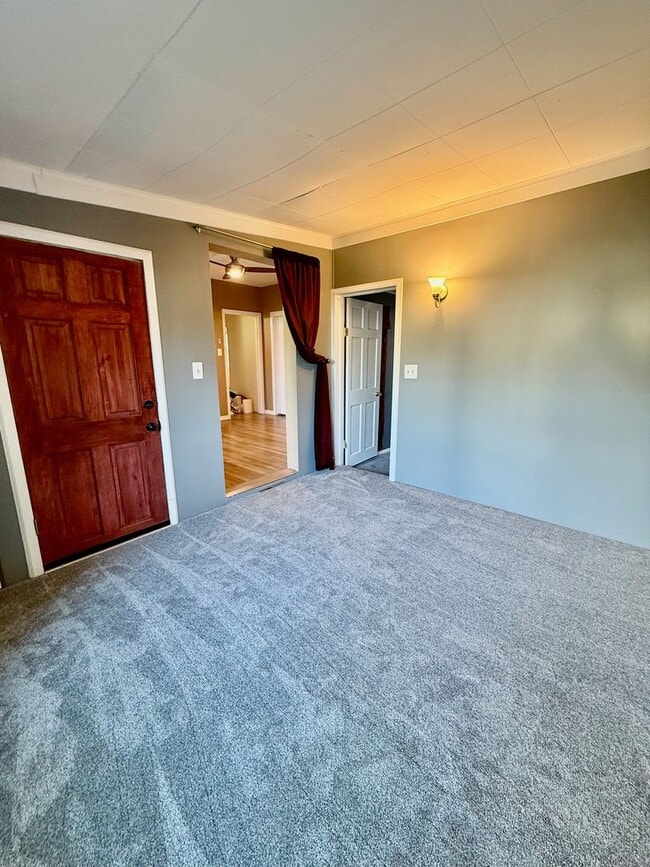 Building Photo - Updated 3 Bed Home with Large Yard