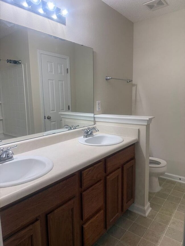 Building Photo - Lexington-Offering Self Guided Tour with R...