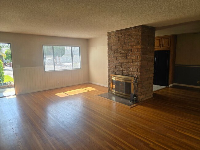 Building Photo - Spacious Single Family Home in Garden Grove for Lease