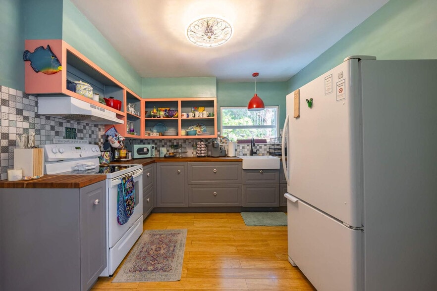 Building Photo - 214 Lucerne Dr