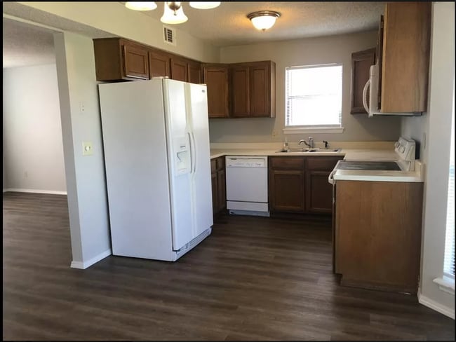Building Photo - Stunning 3 bed 3 bath