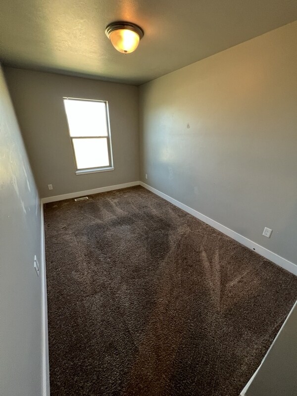 Building Photo - 385 480 W
