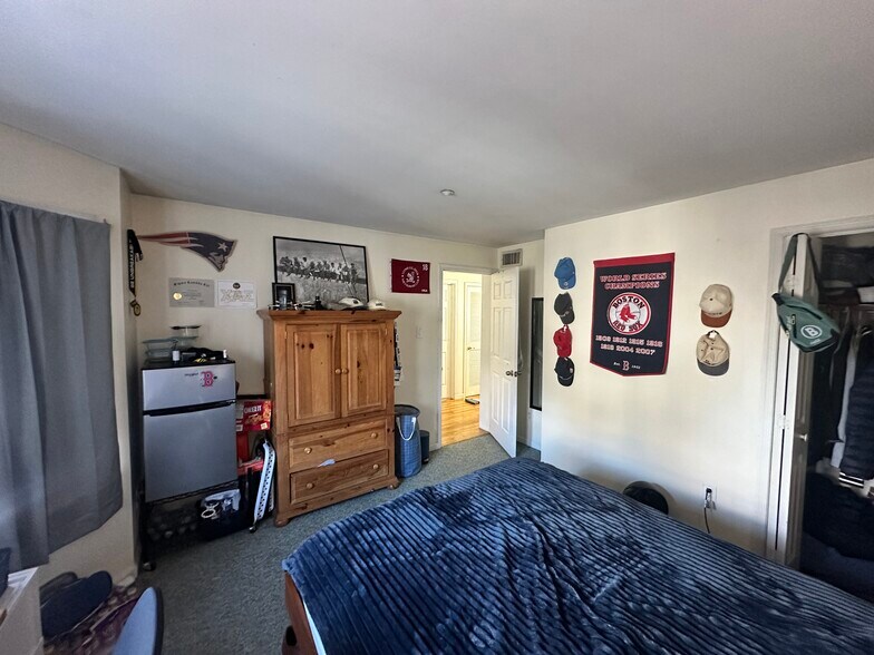 Building Photo - 64 Hillside St