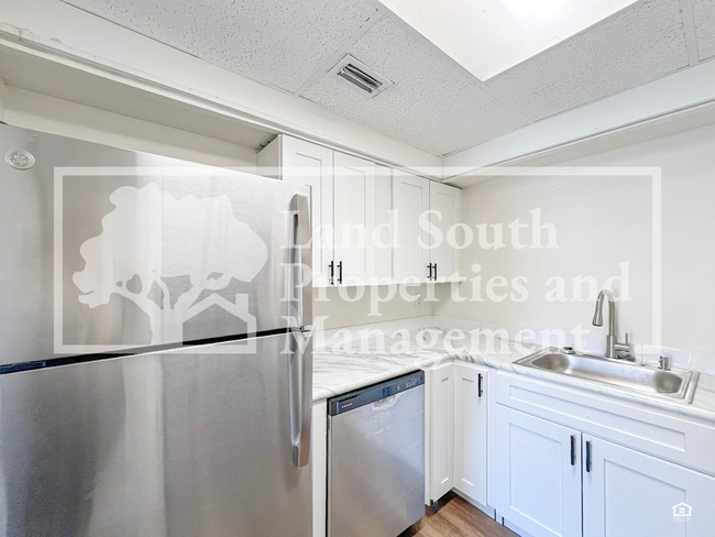 Building Photo - Newly Renovated 3-Bedroom Duplex with Mode...
