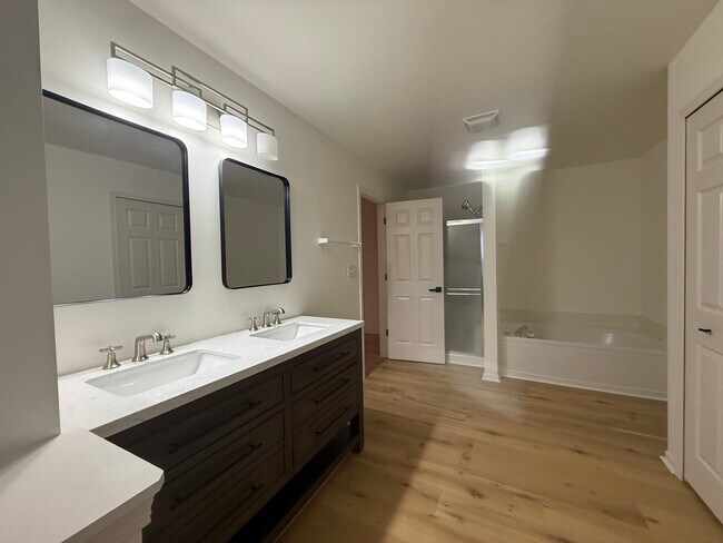 Building Photo - 1015 Bayhill Ln