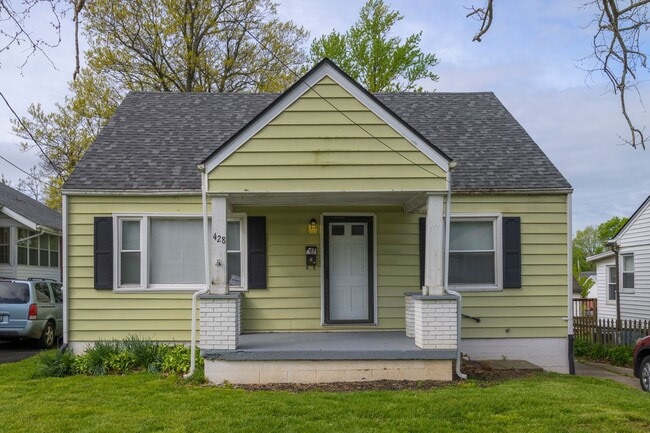 Building Photo - VIRTUAL SHOWINGS AVAILABLE - 4 Bedroom Hou...