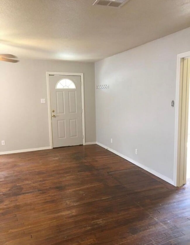 Building Photo - 3 bedroom