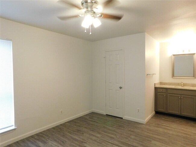 Building Photo - 1002 Fieldwood Dr
