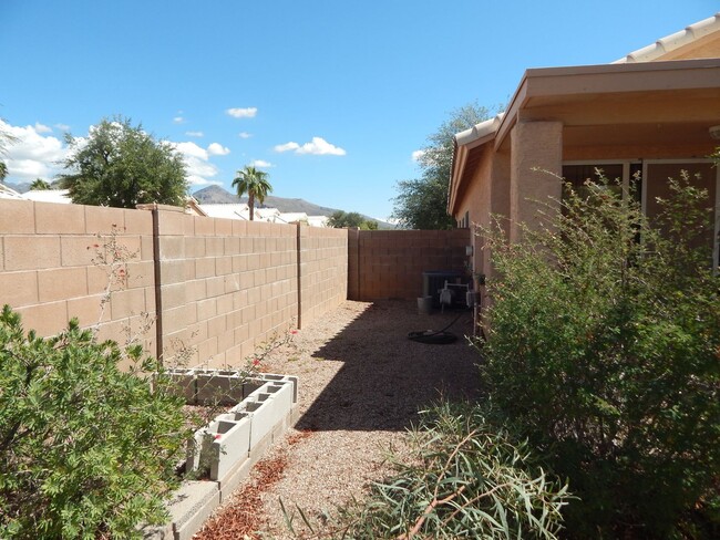 Building Photo - 3 Bedrooms 2 Bathrooms close to Sabino Canyon
