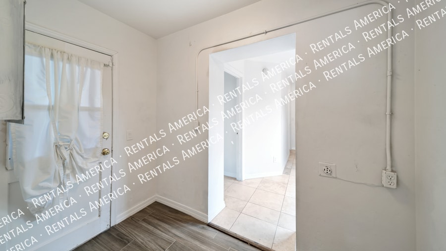 Building Photo - 2212 E La Mirada St