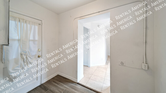 Building Photo - 2212 E La Mirada St