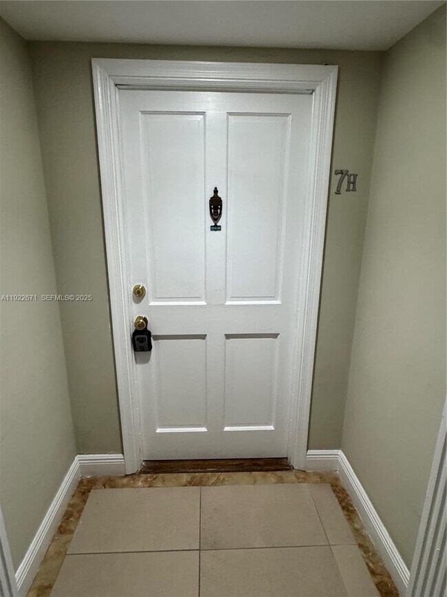 Building Photo - 9500 W Bay Harbor Dr