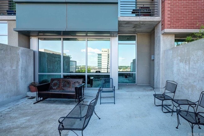 Building Photo - 315 S Rock St