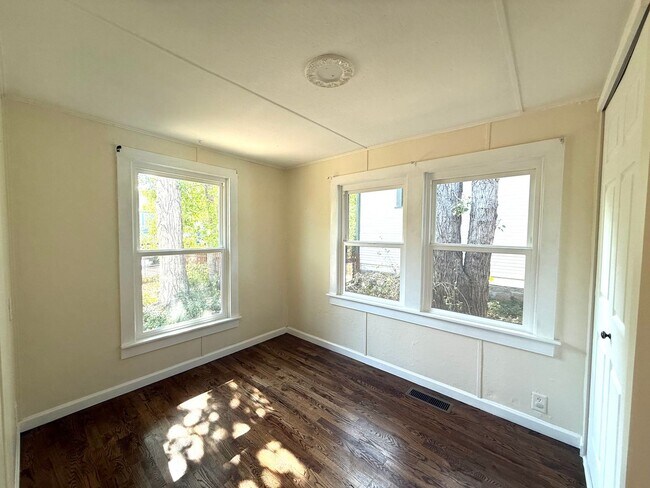 Building Photo - Charming home close to downtown!