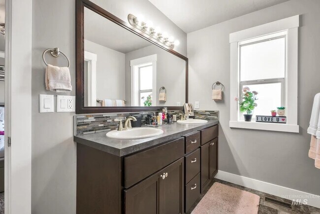 Building Photo - 1025 SW Bonnie St