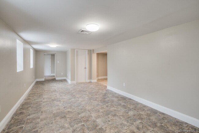 Building Photo - 535 E Walnut St