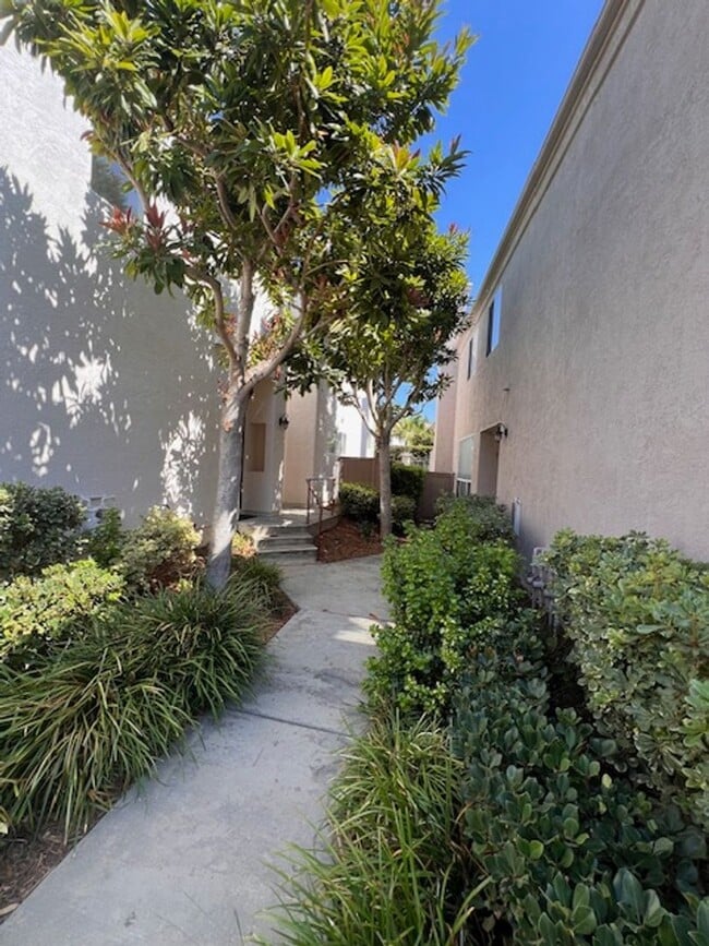 Building Photo - Spacious 2 Bedroom, 2 Bathroom Town Home w/ Attached Garage! Andria of UTC