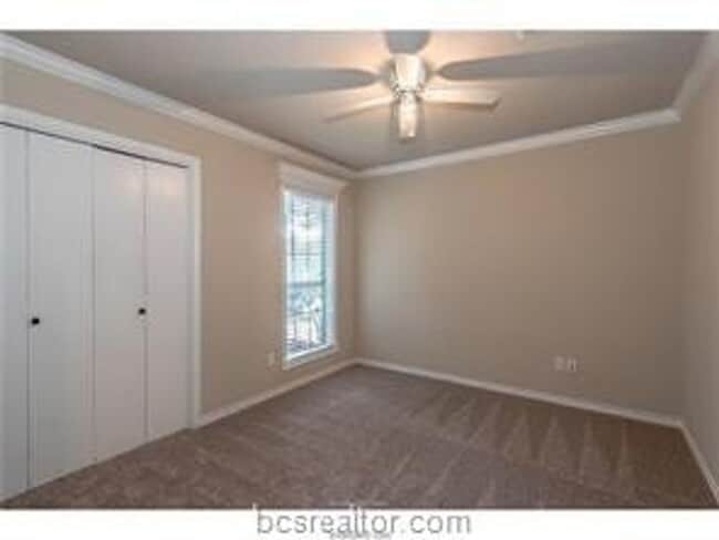 Building Photo - Updated 4 Bed, 2 Bath with Spacious Rooms!