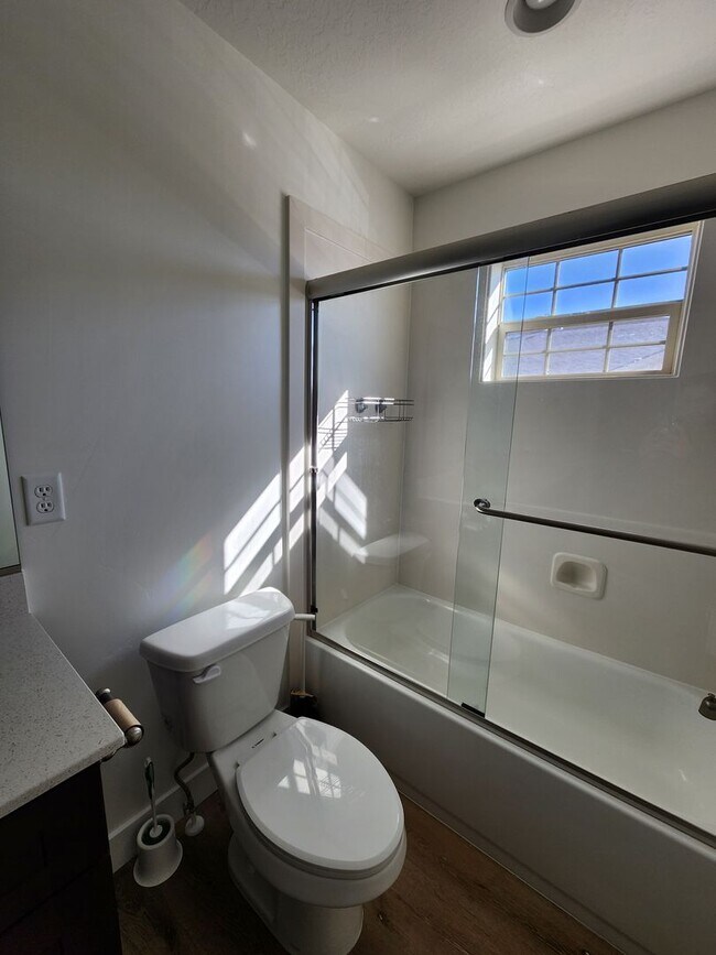 Building Photo - Beautiful Modern Townhome with Spacious La...