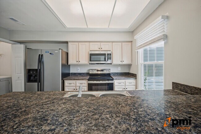 Building Photo - 2 Bed 2.5 Bath renovated townhome Virginia Beach