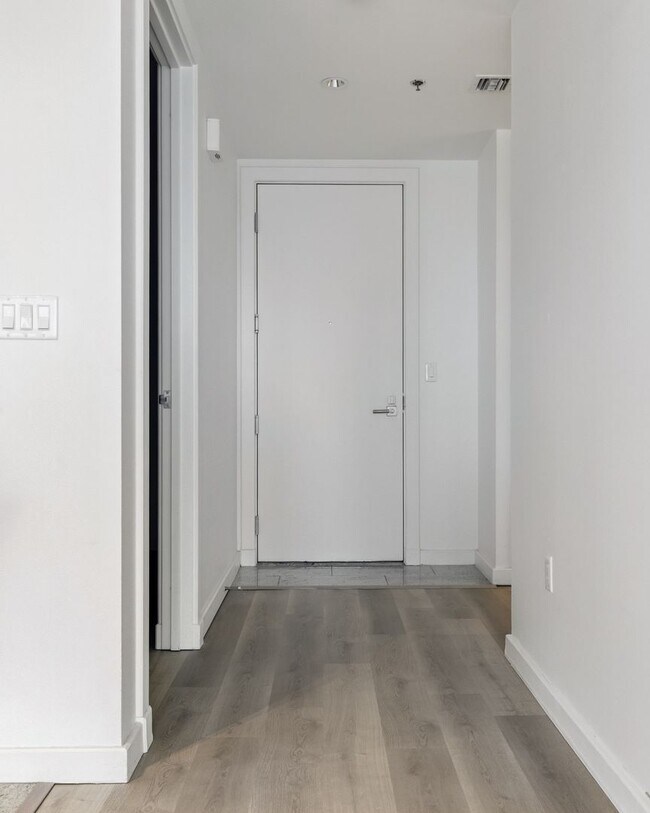 Building Photo - Martin 1905-Stunning Strip Views from this 2Bd Residence