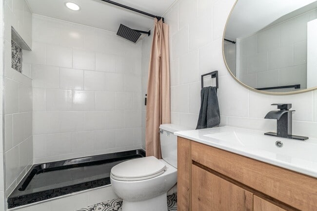 Building Photo - 1800 Lark Ln