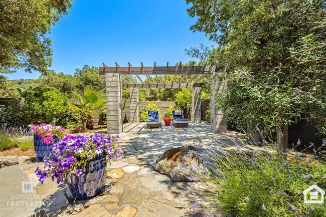 Building Photo - 3 Bedroom Exquisitely Furnished Home