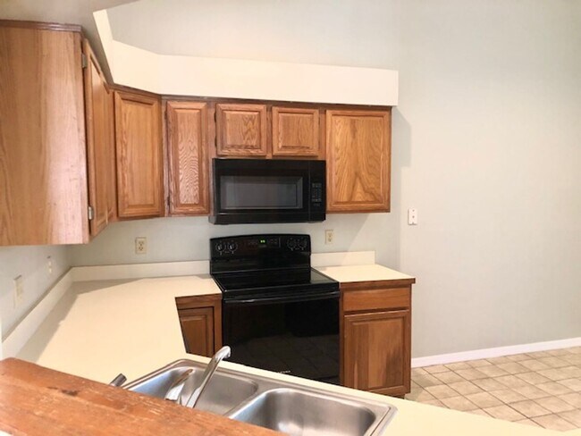 Building Photo - Available for move in February 2026!! Nice corner 2bed/2bath condo on 2nd floor with a spacious b...