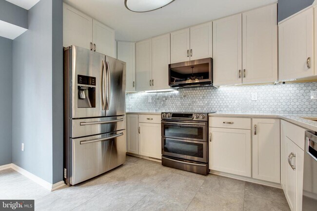 Building Photo - 6213 Stratford Ct