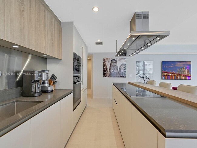 Building Photo - 1000 Brickell Plaza