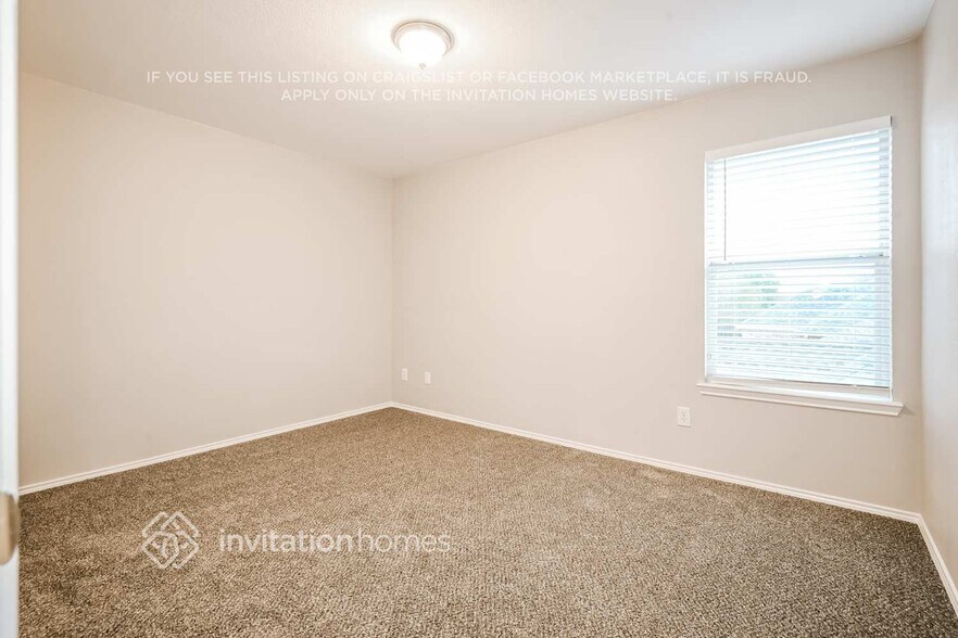 Building Photo - 9501 Links Fairway Dr