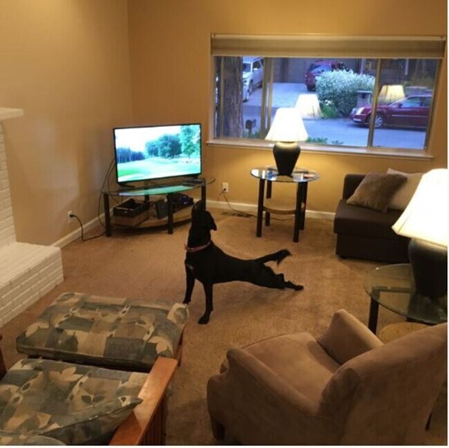 Building Photo - Long term furnished rental