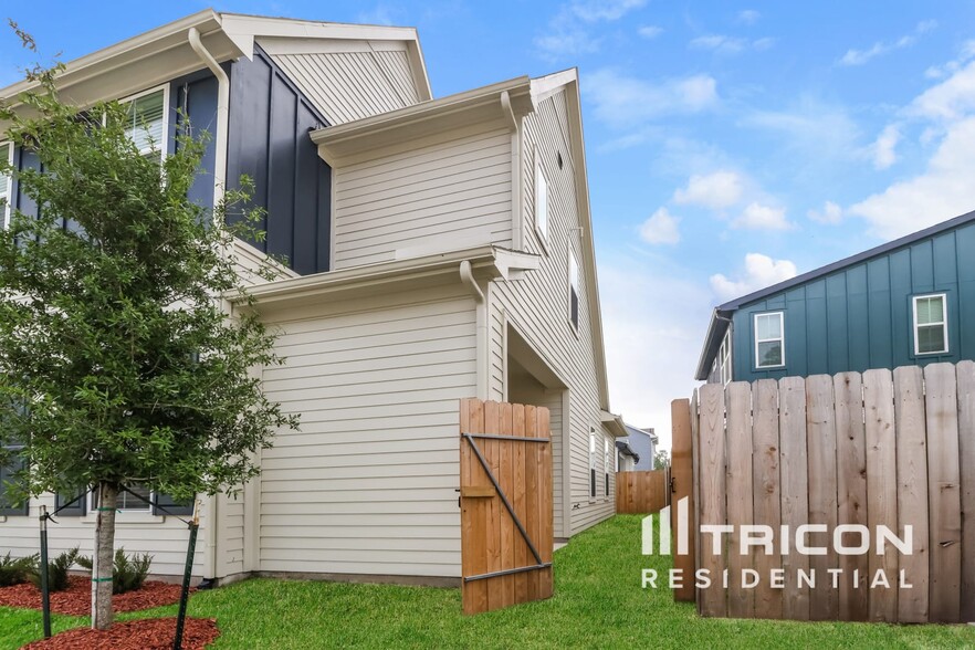Building Photo - 9835 Willow Creek Commerce Dr