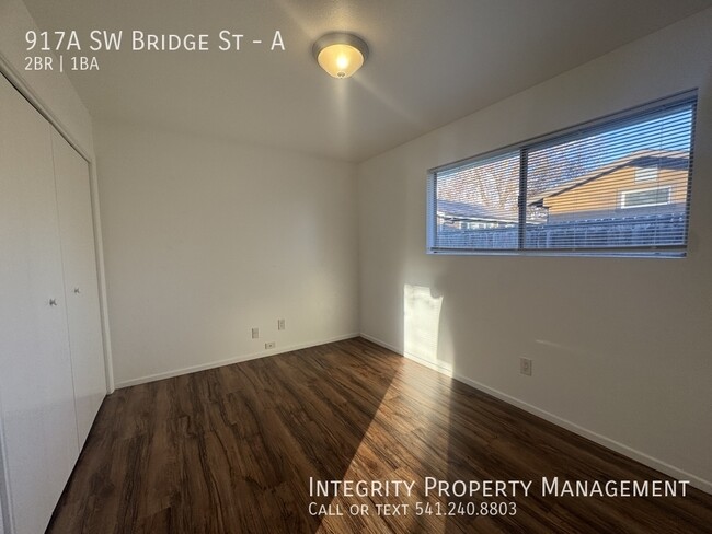 Building Photo - 917 SW Bridge St